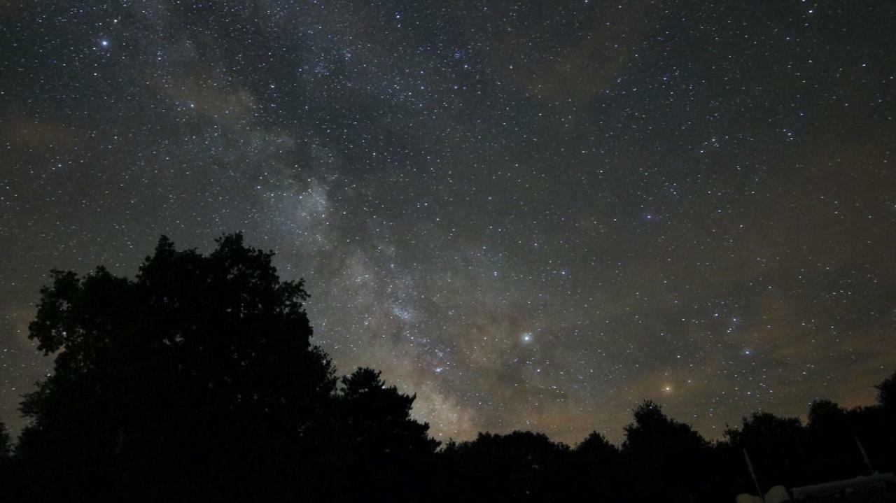 Отель La Toile Sous Les Etoiles Charron  Экстерьер фото